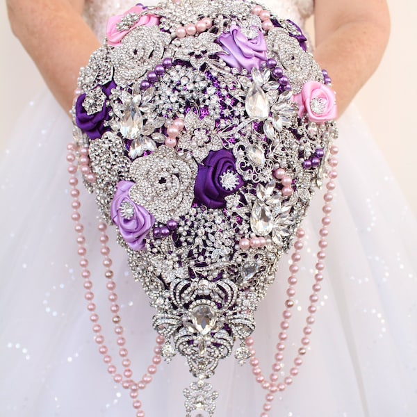 Bouquet violet avec broche en argent. Bouquet de mariée de luxe en cascade. Lavande, violet, rose, argent.