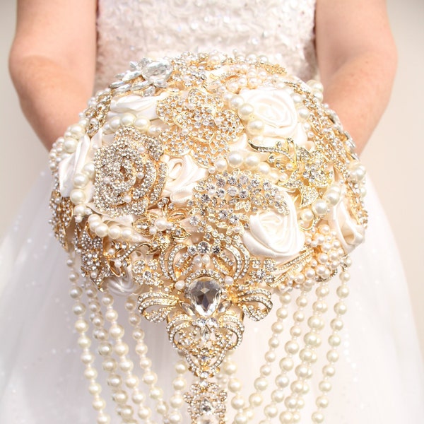 Elegante ramo de broche en cascada. Ramo de perlas de boda glamuroso. Ramo de novia con joyas de oro súper bling