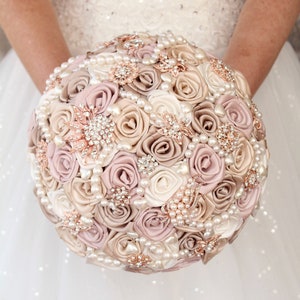 Quinceañera dusty pink brooch bouquet. Rose gold champagne quinceañera flowers