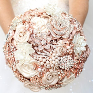 Bouquet de broche champagne Quinceañera. Fleurs de quinceañera crème or rose