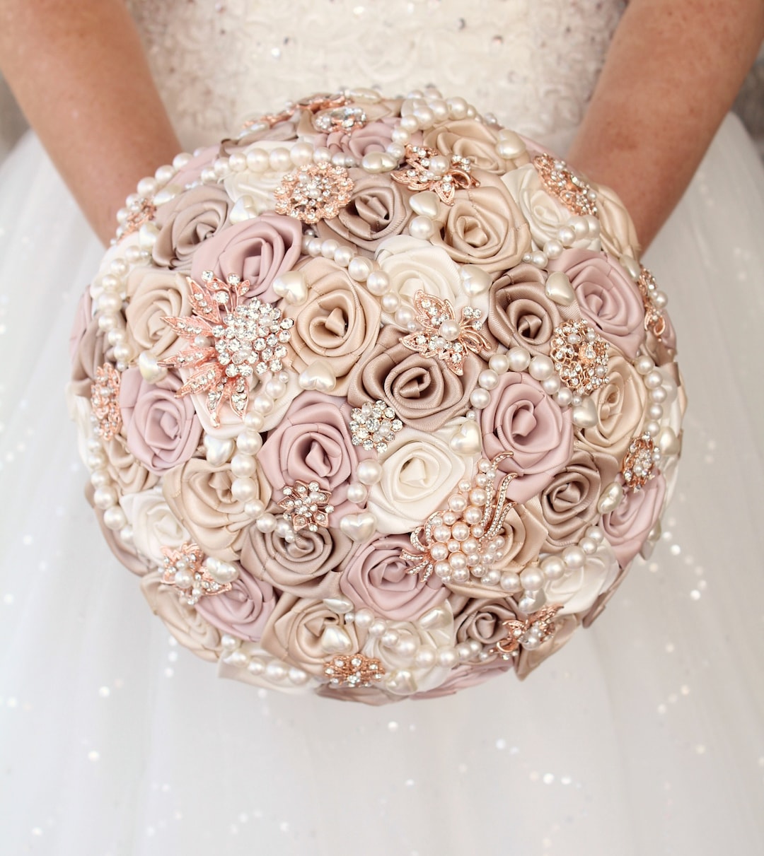 MB05 Black/Gold Quinceañera Bouquet