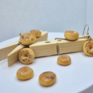 Miniature Salted Bagel Earring, Trendy Faux Food Dangle Charm, Kawaii Jewelry Gift, Cute Accessory afbeelding 4