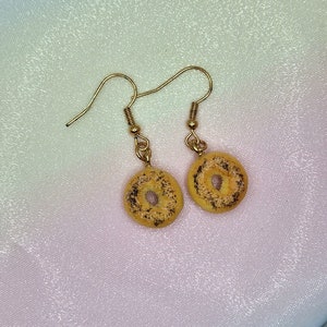 Miniature Salted Bagel Earring, Trendy Faux Food Dangle Charm, Kawaii Jewelry Gift, Cute Accessory afbeelding 2