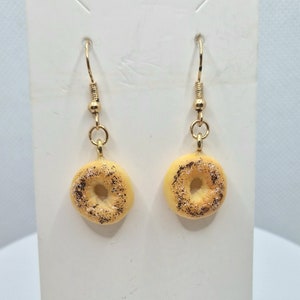 Miniature Salted Bagel Earring, Trendy Faux Food Dangle Charm, Kawaii Jewelry Gift, Cute Accessory afbeelding 3