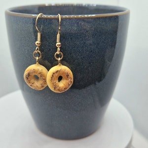 Miniature Salted Bagel Earring, Trendy Faux Food Dangle Charm, Kawaii Jewelry Gift, Cute Accessory afbeelding 1