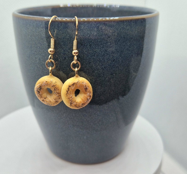 Miniature Salted Bagel Earring, Trendy Faux Food Dangle Charm, Kawaii Jewelry Gift, Cute Accessory afbeelding 1