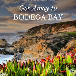 Könnte beinhalten: Ein Landschaftsbild von Bodega Bay, Kalifornien, mit dem Text "A Slow Travel Guide" und "Get Away to Bodega Bay". Das Foto zeigt eine Küstenlandschaft mit Klippen, Meereswellen und farbenfroher Vegetation im Vordergrund unter einem bewölkten Himmel.