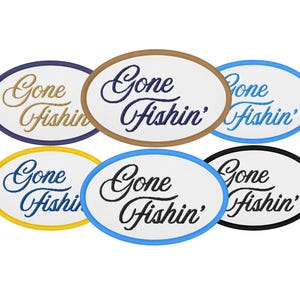 Puede incluir: Seis parches bordados de forma ovalada con el texto "Gone Fishin'" en una variedad de colores y fuentes. Los parches son blancos con un borde de color.