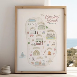 Może przedstawiać: Oprawiony wydruk zatytułowany "Cousins Beach" z kolorową ilustracją mapy punktów orientacyjnych. Wydruk jest umieszczony na jasnym drewnianym stole, wraz z ceramicznym dzbanem i talerzami. W tle okno i dekoracyjny wazon. Stół ma około 120 cm długości.