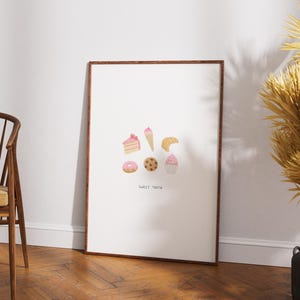 Può includere: Stampa incorniciata con illustrazioni ad acquerello di vari dolci, tra cui una fetta di torta, gelato, croissant, ciambella, biscotto e cupcake. Il testo "Sweet Torta" è scritto sotto. La cornice è marrone.