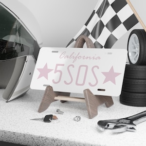 Personlig replika av 5SOS-registreringsskylt, 5 Seconds of Summer, present till 5SOS-fan. Kaliforniens 5SOS-stjärniga sminkskylt | Rosa bandregistreringsskylt