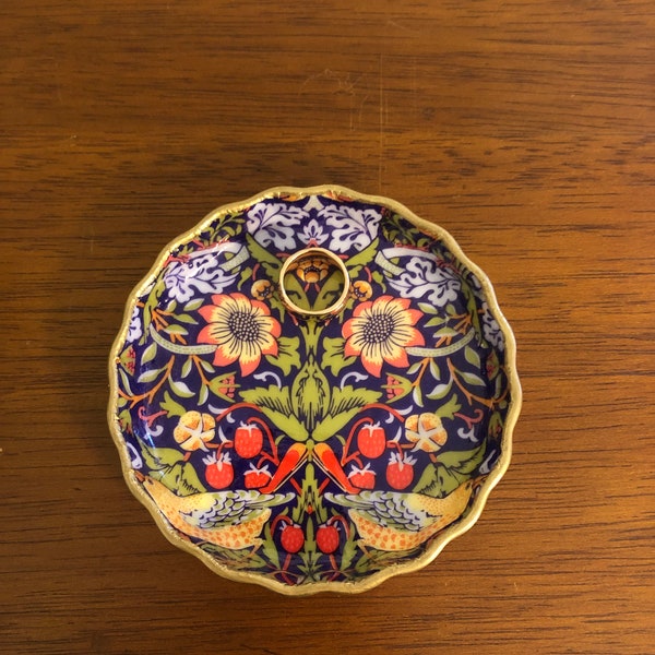 Chinoiserie William Morris - Fluted Jewelry dish - Beautiful Spring Gift!