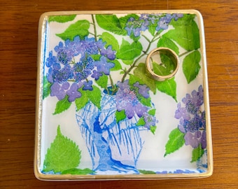 Chinoiserie Hydrangea Ginger Jar Jewelry Dish - Trinket dish - Ring Dish - Beautiful Handmade Gift idea!