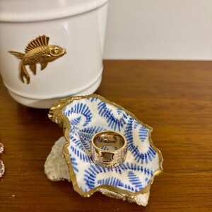 Blauw en wit voetstuk Oysterring-schotel - sieradendisplay - prachtig kustcadeau!