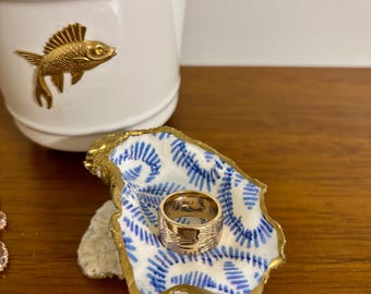 Blue and White pedestal Oyster Ring Dish - Jewelry Display -  Beautiful Coastal Gift!