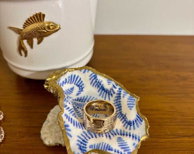 Blue and White pedestal Oyster Ring Dish - Jewelry Display -  Beautiful Coastal Gift!