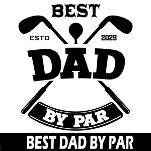 Puede incluir: Diseño gráfico en blanco y negro con el texto "BEST DAD BY PAR" y dos palos de golf cruzados. El texto "ESTD 2025" también está incluido.