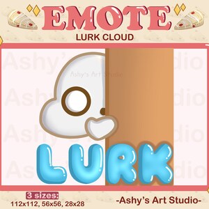 Może przedstawiać: Cyfrowa ilustracja białej chmury z brązowym okiem, które wygląda zza brązowych drzwi. Słowo "LURK" jest napisane niebieskimi literami w kształcie bąbelków pod chmurą. Tekst "EMOTE" jest napisany różowymi literami nad chmurą. Tekst "LURK CLOUD" jest napisany czarnymi literami pod słowem "EMOTE". Tekst "Ashy's Art Studio" jest napisany czarnymi literami pod słowem "LURK". Tekst "3 rozmiary: 112x112, 56x56, 28x28" jest napisany czarnymi literami pod słowem "LURK CLOUD".
