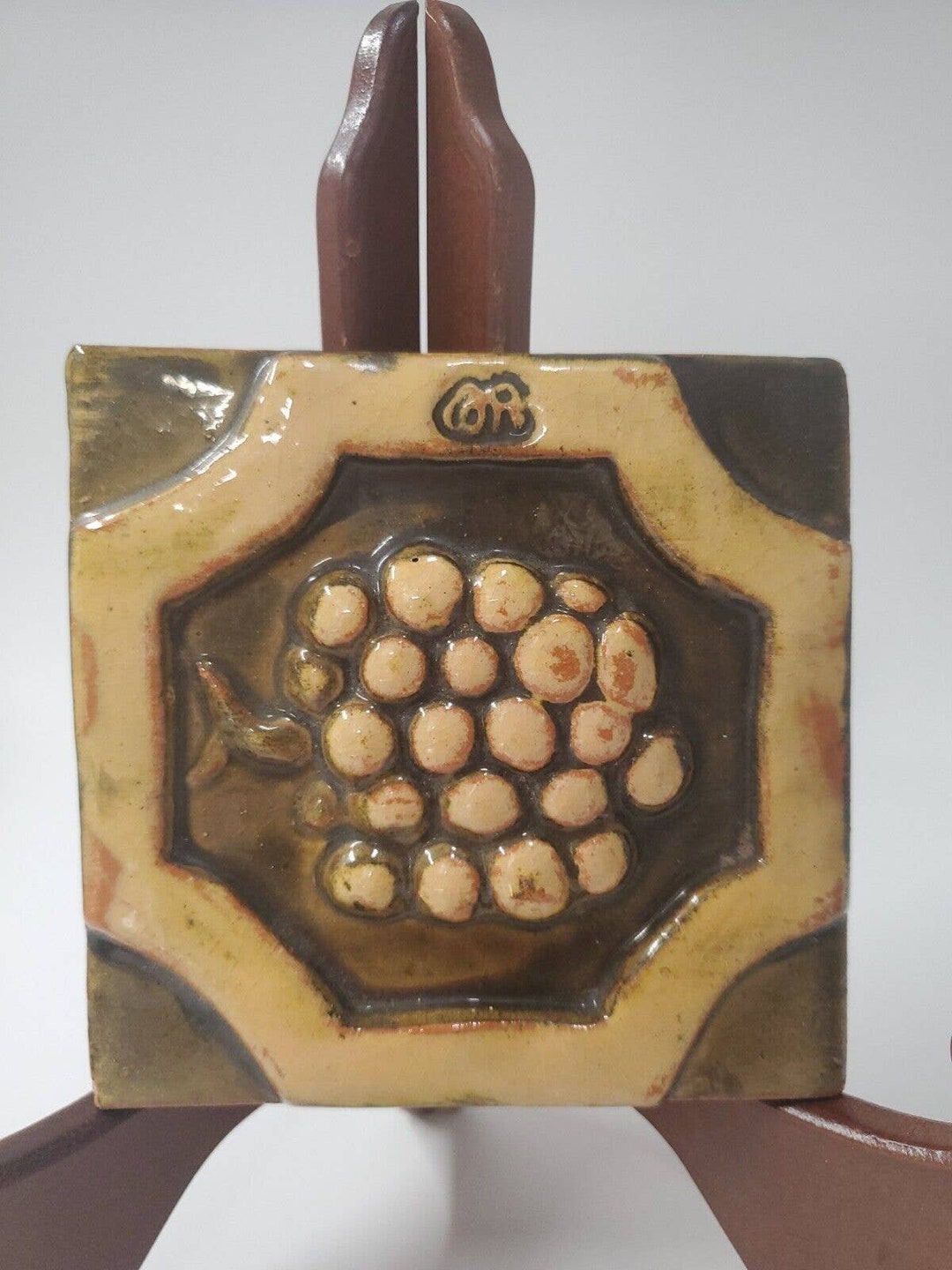 MERCER MORAVIAN Ceramic Tile, Doylestown Pennsylvania Grapes Limited