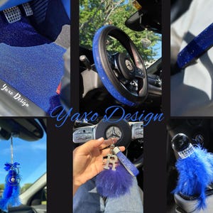 Op de afbeelding: Blauwe glitterauto-accessoires, waaronder een stuurhuls, een versnellingspookknop, een deurgreephoes, een achteruitkijkspiegelhanger en een sleutelhanger. De accessoires zijn versierd met blauwe veren en strass. De afbeelding bevat ook de tekst "Yaxo Design".