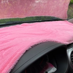 Tappetino protettivo per cruscotto auto in peluche rosa, morbido e peloso, copri cruscotto, copri cruscotto, rosa caramella, 51 pollici/15,7 pollici, accessori auto rosa per donna