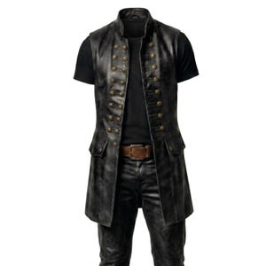 Puede incluir: Un chaleco largo de cuero negro con cuello alto, dos filas verticales de botones de metal color lat&oacute;n y dos bolsillos con solapa en la cintura. El chaleco se lleva sobre una camiseta negra de manga corta y pantalones negros con un cintur&oacute;n marr&oacute;n.