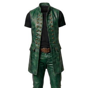Puede incluir: Un chaleco largo de cuero verde con cuello alto, dos filas de botones met&aacute;licos en la parte delantera y dos bolsillos con solapa en la cintura. El chaleco se lleva sobre una camiseta negra lisa y se combina con pantalones de cuero verde a juego y un cintur&oacute;n marr&oacute;n.