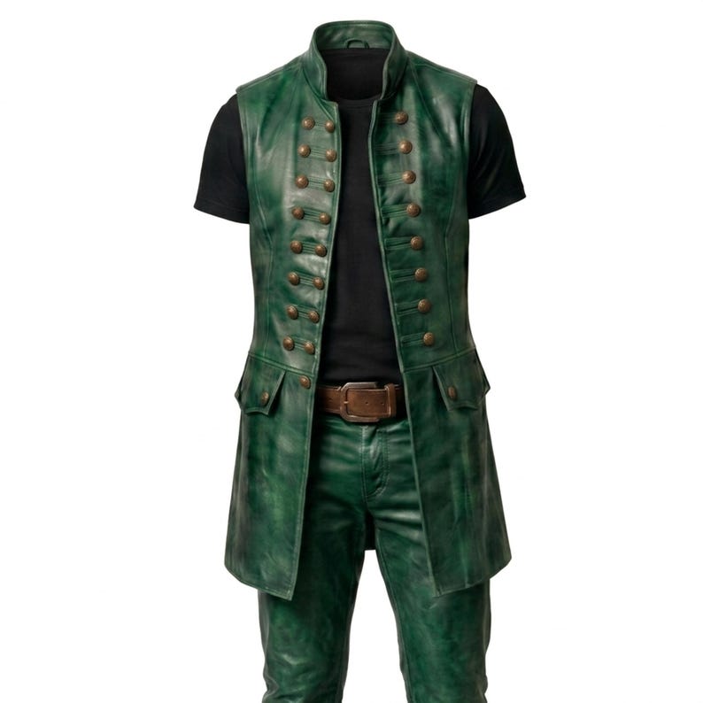 Puede incluir: Un chaleco largo de cuero verde con cuello alto, dos filas de botones met&aacute;licos en la parte delantera y dos bolsillos con solapa en la cintura. El chaleco se lleva sobre una camiseta negra lisa y se combina con pantalones de cuero verde a juego y un cintur&oacute;n marr&oacute;n.