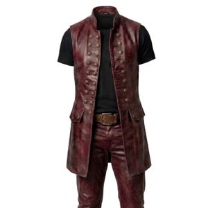 Puede incluir: Un chaleco de cuero rojo oscuro con cuello alto, dos filas verticales de botones color lat&oacute;n y dos bolsillos delanteros con solapa. El chaleco se lleva sobre una camiseta negra de manga corta, combinado con pantalones de cuero rojo oscuro a juego y un cintur&oacute;n marr&oacute;n.