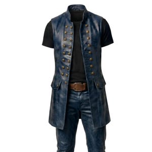 Puede incluir: Un chaleco largo de cuero azul con cuello alto y dos filas verticales de botones met&aacute;licos. La prenda incluye dos bolsillos con solapa en la cintura y se lleva sobre una camiseta negra con pantalones de cuero azul a juego y un cintur&oacute;n marr&oacute;n.