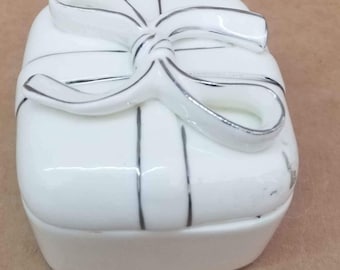 Porcelain Bow Box with Lid