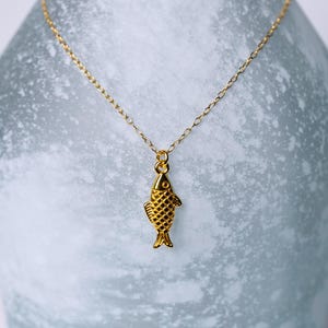 18k Gold Sardine Charm Halskette, Strand Schmuck, Layering Halskette, handgemachter Schmuck, Sommer Halskette, Fisch Halskette, trendige Halskette