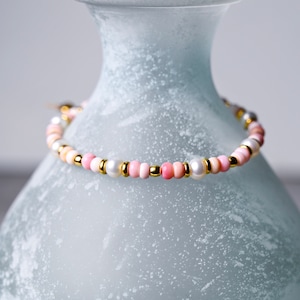Pink Queen Conch Shell, Zoetwaterparel en gouden Heishi-armband voor vrouwen, handgemaakte sieraden, schelpsieraden, boho-armband, verstelbaar