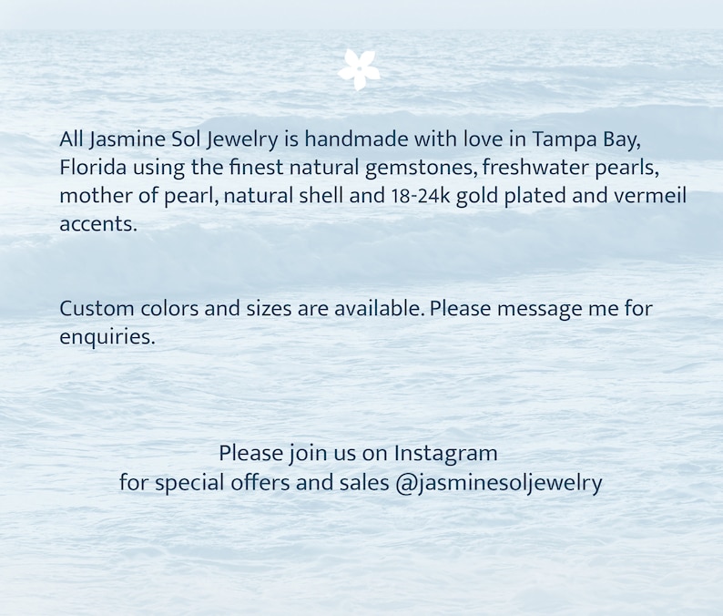 Op de afbeelding: Tekst op een lichtblauwe achtergrond: "Alle Jasmine Sol Jewelry is handgemaakt met liefde in Tampa Bay, Florida, met behulp van de mooiste natuurlijke edelstenen, zoetwaterparels, parelmoer, natuurlijke schelp en 18-24k vergulde en vermeil accenten."
