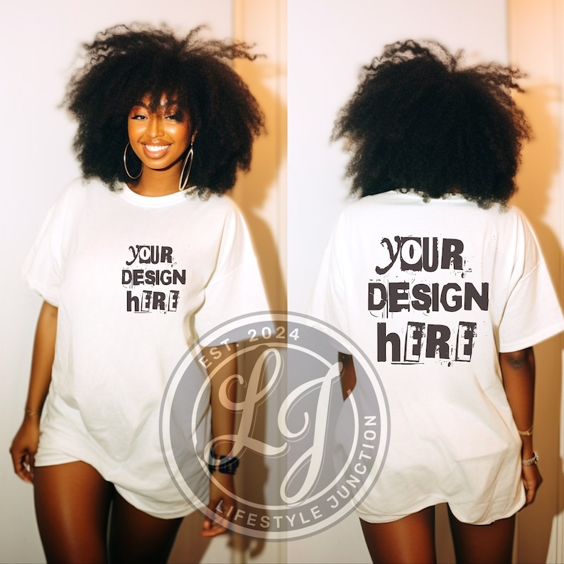 Peut inclure: T-shirt blanc surdimensionn&eacute; avec le texte "YOUR DESIGN HERE" imprim&eacute; &agrave; l'avant et &agrave; l'arri&egrave;re. Le t-shirt est port&eacute; par une personne aux cheveux noirs boucl&eacute;s. Le texte "EST. 2024 LJ LIFESTYLE JUNCTION" est imprim&eacute; dans le coin inf&eacute;rieur gauche du t-shirt.