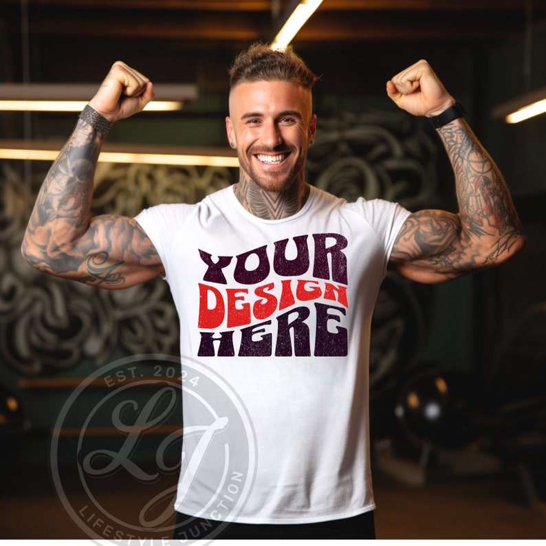Op de afbeelding: Wit T-shirt met een zwarte en rode grafische afbeelding met de tekst "YOUR DESIGN HERE" in een retro-lettertype.