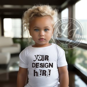 Bebé usando una camiseta de manga corta Maqueta de niña Bella Canvas 3001 blanca Maqueta de niño Maqueta de mono de niño