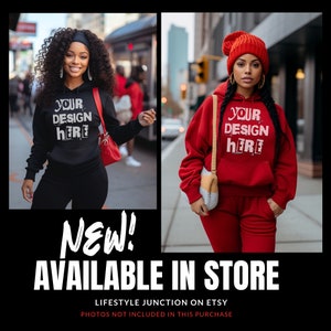 Puede incluir: Dos mujeres con sudaderas con capucha que dicen "YOUR DESIGN HERE". La sudadera con capucha de la izquierda es negra y la de la derecha es roja. Ambas mujeres llevan gorras.