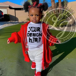 Maqueta de camiseta para niño pequeño Maqueta de Gildan 64500p Maqueta de niño Maqueta de niño afroamericano Maqueta de modelo de niña pequeña