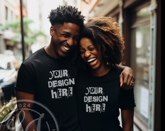 Könnte beinhalten: Ein Paar trägt schwarze T-Shirts mit dem Text "Your Design Here" in weiß gedruckt. Sie lachen und stehen sich in einer urbanen Umgebung nahe.