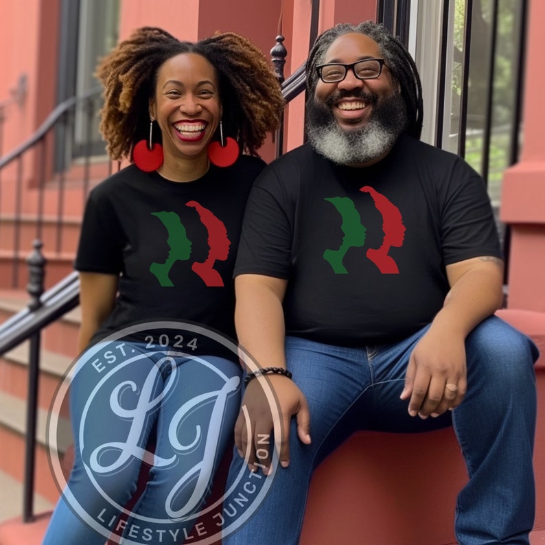 Op de afbeelding: Twee mensen dragen zwarte t-shirts met een groen en rood silhouetontwerp. De shirts worden gecombineerd met een blauwe jeans. De afbeelding bevat de tekst "EST. 2024" en "LIFESTYLE JUNCTION" in een cirkelvormig logo.