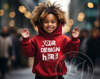 Maqueta de sudadera roja con capucha: niño negro con cabello rizado (descarga digital PNG)