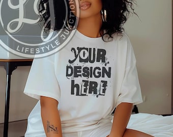 Maquette de t-shirt surdimensionné : modèle femme noire (téléchargement numérique)