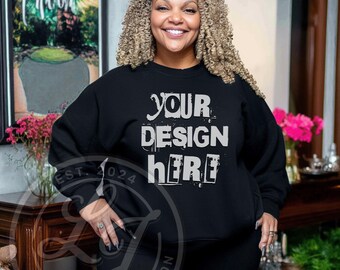 Op de afbeelding: Zwart sweatshirt met de tekst "YOUR DESIGN HERE" in wit, met de tekst "EST. 2024" in wit op de linkermouw.