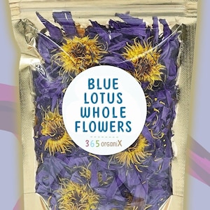 Puede incluir: Una bolsa transparente dorada llena de flores enteras de loto azul. Las flores tienen p&eacute;talos morados y centros amarillos. La bolsa tiene una etiqueta circular blanca con el texto "BLUE LOTUS WHOLE FLOWERS" y el nombre de la marca "365 organiX".