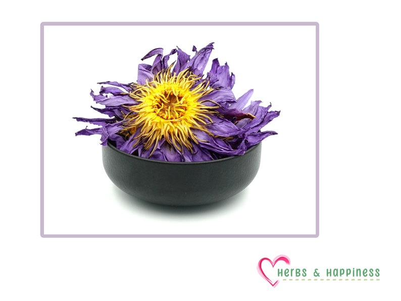 Puede incluir: Un cuenco negro lleno de flores de loto moradas secas con un centro amarillo. Las flores est&aacute;n dispuestas en un patr&oacute;n circular. La imagen est&aacute; sobre un fondo blanco.