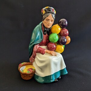 Royal Doulton « The Old Balloon Seller » Lady Figurine, vintage Lady With Balloons Royal Doulton Porcelain Figurine, Royal Doulton Gift