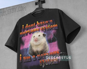 Könnte beinhalten: Schwarzes T-Shirt mit einem Grafikdruck eines Opossums und dem Text "Ich habe kein Nervensystem, ich bin ein Nervensystem".