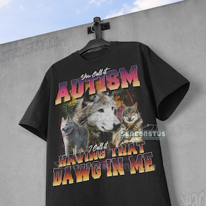 Puede incluir: Camiseta negra con un estampado gráfico de lobos y el texto "You Call It Autism I Call It Having That Dawg In Me".