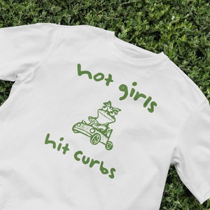 Hot Girls Hit Curbs T-Shirt, Retro Frog Cartoon Shirt, Vintage Style Humor Top, 90s Meme T-Shirt, Cool Streetwear Tee, Cute Frog Shirt